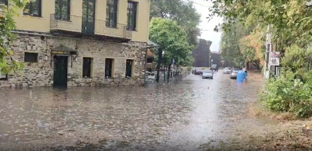 Ξαφνικό μπουρίνι στα Ιωάννινα – Πλημμύρισαν οι δρόμοι (βίντεο)